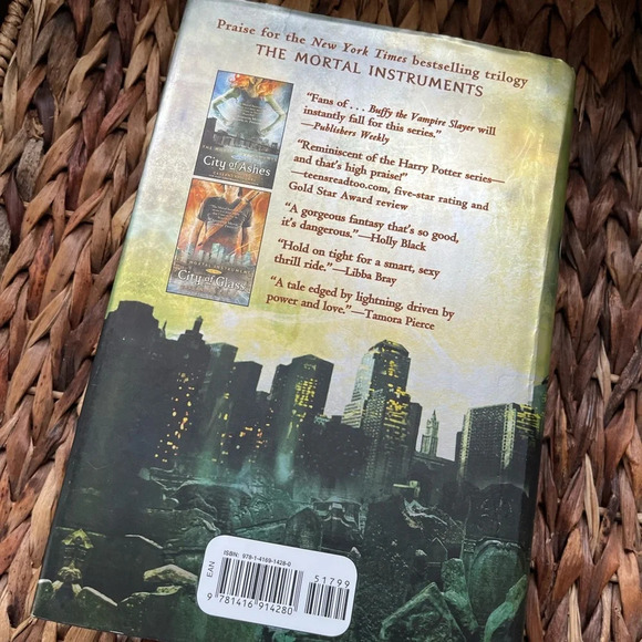 Signed copy of City of Bones by Cassandra Clare few pages wrinkled - Picture 4 of 6